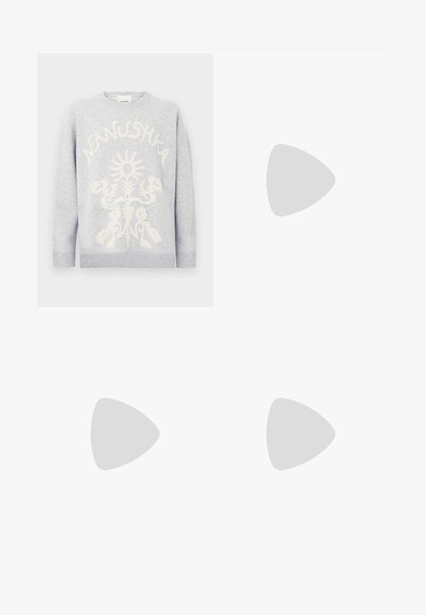 Hellgrau sweatshirt mit weißem strukturiertem Blumenmuster und dem gebogenen "Nanushka"-Text über dem Muster auf der Vorderseite.; Dunkelblaue Denim-Jeans mit schlankem Schnitt, die Farbkleckse, sichtbare Nähte und ein klassisches fünf-Taschen-Design aufweisen. Gerader Beinansatz.; Weiße Leinen-Sneaker mit einer strukturierten Gummisohle, die eine gestickte Zehenkappe und ein Logo-Detail an der Ferse aufweisen. Einfaches Schnürdesign.; Schwarze runde Sonnenbrille mit dunklen Gläsern und schlanken Metallbügeln. Enthält klare Tempelspitzen und silberne Akzente am Scharnier. Minimalistisches Design.