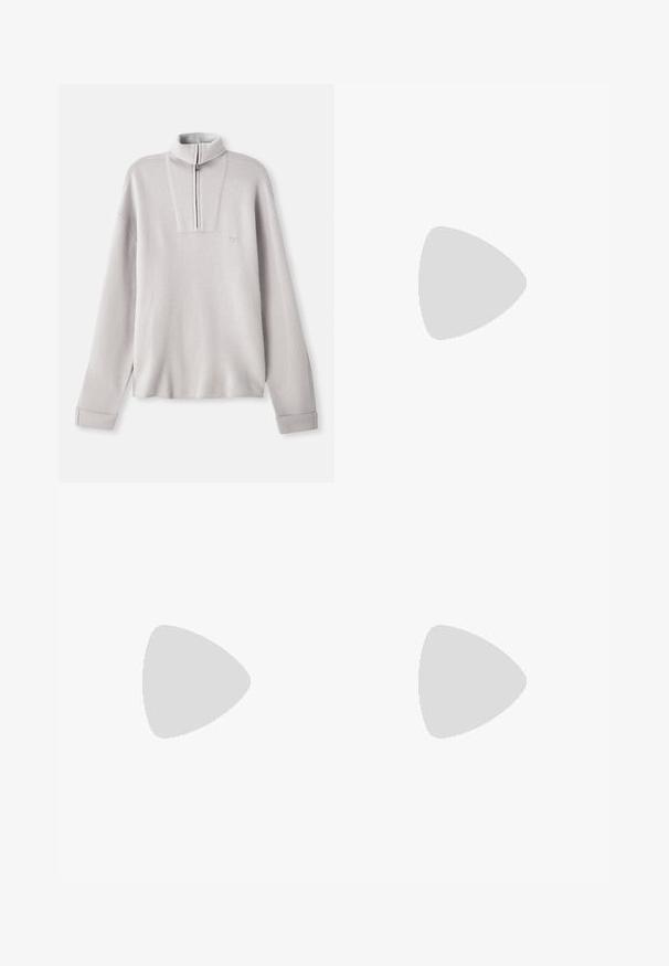 Helles grauer Fleece-Pullover mit einem Halb-Reißverschluss-Kragen, langen Ärmeln und einem kleinen Logo auf der Brust. Weicher Stoff und lässiger Schnitt.; Schwarze Jeans aus Denim mit geradem Schnitt. Verfügt über ausgebleichte Bereiche, leichte Abnutzung, klassisches Fünf-Taschen-Design und einen Knopfverschluss.; Weiße Ledersneaker mit glatter Oberfläche, runder Zehenpartie, flachen Schnürsenkeln und strukturiertem Sohlenprofil. Mit einem dezenten Logo an der Ferse.; Schwarze runde Sonnenbrille mit dunklen Gläsern und schlanken Metallbügeln. Enthält klare Tempelspitzen und silberne Akzente am Scharnier. Minimalistisches Design.