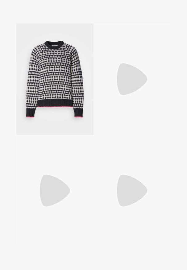 Stickad tröja med rund halsringning, geometriska mönster i marinblått och krämvitt, med en rosa kant och ribbade muddar. Mjuk textur.; Svarta skräddarsydda byxor med rak benform, med en slät yta och skarpa veck fram. Ingen synlig hårdvara.; Svart lackläder slingback pumps med spetsig tå, liten klack och ett utskärningsmönster på ovandelen. Guldtonad hårdvara som accent på sidan.; Svart läder toteväska med två långa handtag, texturerad yta, guldfärgad hårdvara och en burgundyröd etikett. Rymlig design med öppen topp.