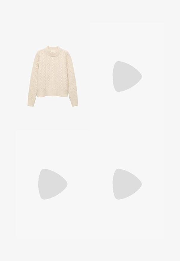 Krem pulover z pleteno teksturo, okroglo ovratnikom, dolgimi rokavi in rebrastim robom. Narejen iz mehke, teksturirane pletenine.; Beige kratke hlače z visokim pasom, širokim ravnim pasom, lesenim krožnim zaponko, gubanim sprednjim delom in dvema stranskima žepoma. Gladka tekstura tkanine.; Črne lakirane gležnjarje z ošiljenim nosom in srednje visokim blokastim peto. Gladka tekstura in minimalističen dizajn.; Črna torbica z strukturirano obliko, gladko teksturo in kovinskim zaponko. Ujemajo se z širokimi črnimi hlačami in odprtimi sandali na lesenem tleh.