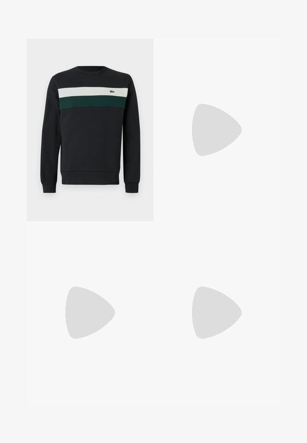 Tmavá mikina s černým základem, na hrudi se zelenými a bílými vodorovnými pruhy a malým vyšitým logem vlevo.; Černé dlouhé rukávy triko vyrobené z bavlny, s kulatým výstřihem a malým zeleným vyšitým logem krokodýla na levé hrudi.; Světlé modré džínové kraťasy s přímočarým střihem nohavic, středním pasem, předními kapsami a jednou zadní kapsou, zakončené jemným prošitím.; Sněrovací boty Lacoste v tmavě šedé barvě s síťovinou a syntetickým materiálem, prezentující texturovanou podrážku a hnědé detaily na límci a logu.