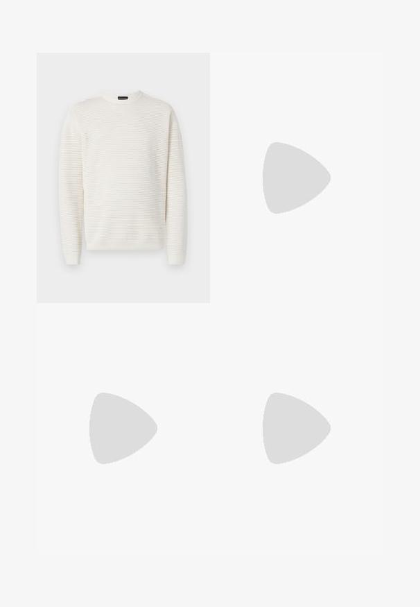 Pulover alb din tricot cu un model texturat, guler rotund și mâneci lungi cu manșete și tiv ribbed. Țesătură moale, cu o croială lejeră.; Emporio Armani 5 POCKETS PANT - Blugi slim fit - black denim; Sneaker din piele neagră cu profil joasă, vârf rotunjit și închidere cu șireturi; caracteristici o talpă din cauciuc texturat și detaliu cu logo pe toc.; Geantă crossbody din piele neagră, cu un compartiment cu fermoar, detaliu cu logo și o curea ajustabilă cu marcă. Pură împotriva unui pulover texturat de culoare bleumarin.
