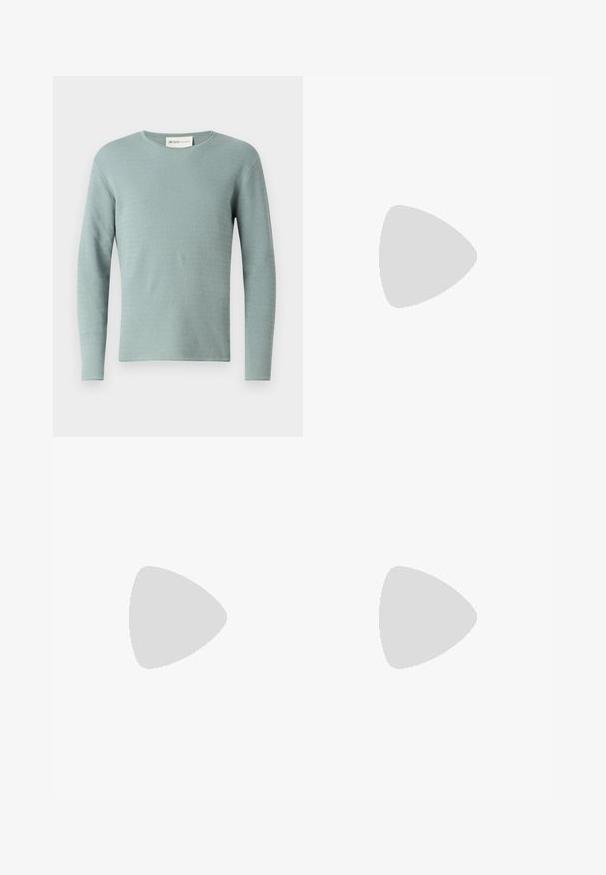 Lichtblauwe lange mouwen trui met een gestructureerd golfpatroon, ronde halslijn en geribbelde manchetten. Gemaakt van gebreide stof, gladde textuur.; Set van vijf t-shirts in zwart, wit en marineblauw. Katoenen stof, korte mouwen, ronde halsontwerp en een effen textuur zonder patronen.; Linnen broeken in lichtbeige, met een elastische tailleband met een trekkoord, een wijde pasvorm en zijzakken. Gladde textuur.; Zwarte leren instappers met een gladde afwerking, ronde neus en een kleine decoratieve flap. Heeft een lage gestapelde hak en een subtiel merkteken.; Bruine lederen schoudertas met een platte voorflap, twee banden, gouden hardware-accenten en een verstelbare schouderband.