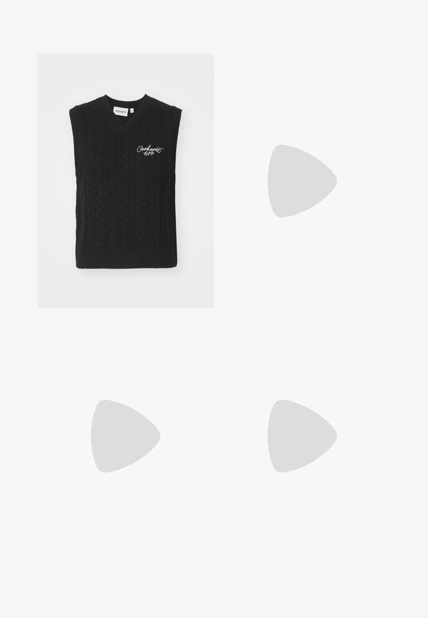 Carhartt WIP SIGNATURE - Svetrík - black/wax; Čierne nohavice so strihom rovného strihu, s prednými vreckami a bočnými rozparkami na leme. Vyrobené z mäkkej, hladkej tkaniny. Vhodné na rôzne príležitosti.; Čierne lakované sandále na podpätku so štvorcovou špičkou, navlečenými remienkami okolo členku a striebornými prackami. Disponujú masívnym blokovým podpätkom pre stabilitu.; Čierna kožená taška na rameno s hladkým povrchom, obdĺžnikovým tvarom a dvoma dlhými uchami. Bez viditeľného kovania alebo ozdôb.