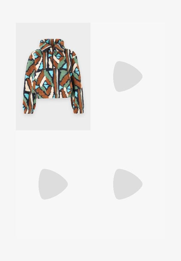 Bolyhos cipzáras dzseki geometriai mintával, barna, zöld, kék és krémszín árnyalataiban. Galléros kialakítás, rugalmas mandzsettákkal.; Rövidujjú, pamutból készült fehér cropped póló, bal mellen sárga pálmafa és kék hullám grafikai mintával.; Világos bézs, pamut, széles lábú nadrág, sima textúrával, elülső gombos záródással és oldalsó zsebekkel.; Fekete velúr sportcipő fehér csíkokkal és díszítésekkel, lekerekített orral, gumitalpú külső résszel, fehér bordázott bokazoknival párosítva.