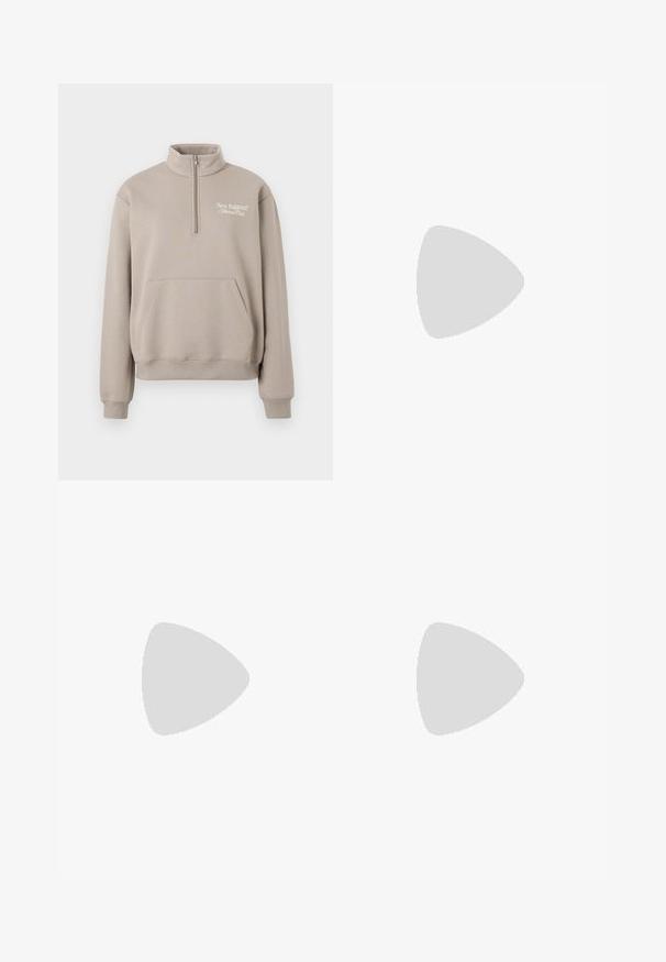 Beige sweatshirt met een halve ritssluiting, voorzak, geribde manchetten en zoom, met een wit logo op de linkerborst.; Zwarte katoenen t-shirt met een relaxte pasvorm. Heeft een ronde hals en korte mouwen. Bevat een klein goud geborduurd logo op de borst.; Navy blauwe wijde cargobroek van stevige katoen, met zijzakken en een knoopsluiting in de taille.; Sport sneaker in het wit, grijs en zwart. Kenmerkt zich door suède en textielmaterialen, geperforeerde neus en logo aan de zijkant. Rubberen zool.
