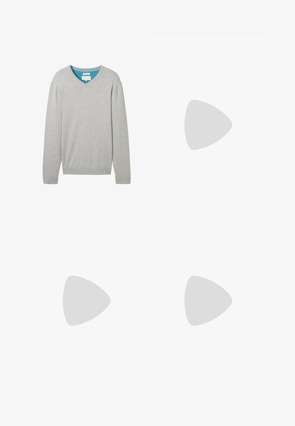 Pulover gri cu mâneci lungi și decolteu în V, realizat din bumbac. Prezintă un guler inner albastru în contrast. Manșete și tiv ondulate.; Tricou alb din bumbac cu mâneci scurte, decolteu rotund, croială lejeră și fără logo-uri sau modele vizibile. Textură netedă și design minimalist.; Jeans cu talie înaltă, lejere, din denim negru estompat. Caracteristici: cinci buzunare, bucle pentru curea și un design curat cu picior drept.; Sneakers albe cu accente bleu deschis, partea superioară din piele, vârf perforat, șireturi groase și șosete albe cu fandare, pe un fundal albastru.