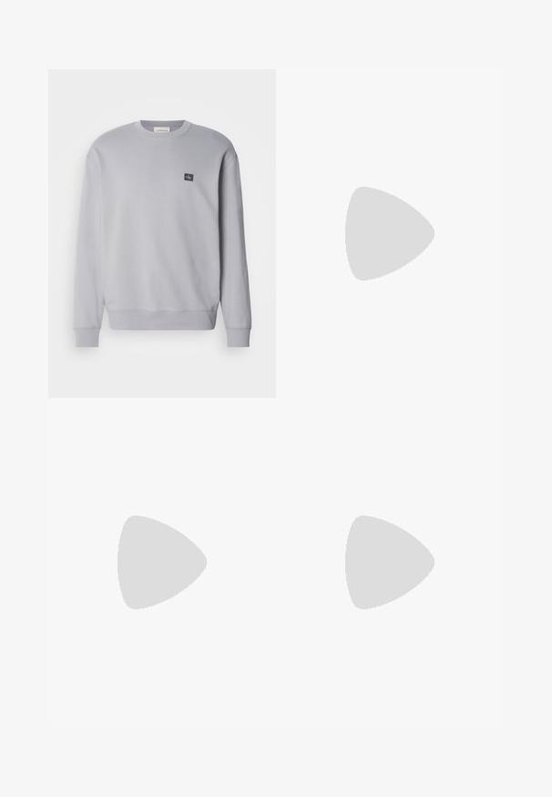 Felpa grigia chiara realizzata in cotone misto. Presenta maniche lunghe, scollo rotondo e un piccolo logo ricamato sul petto. Texture morbida.; Camicia bianca in cotone a maniche lunghe con scollatura rotonda, spacchi laterali in fondo e una texture liscia, mostrata da dietro.; Jeans in denim blu chiaro con design a gamba dritta, cinque tasche, chiusura con bottone, leggero sbiadimento e dettagli di cucitura a contrasto.; Sneaker bianco con tomaia in pelle liscia e profilo basso. Presenta una punta arrotondata, sei occhielli e una suola in gomma testurizzata.