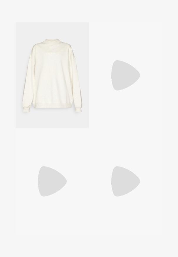 Sweatshirt de cor creme com gola alta, ombros caídos e mangas longas. Apresenta a palavra "Fabletics" em texto claro na parte da frente.; T-shirt preto sem mangas com alças finas e um design entrelaçado nas costas. Feito de um material macio e elástico com um corte ajustado.; Calças de moletom pretas feitas de tecido macio, com uma cintura elástica com cordão, bolsos laterais e punhos elásticos nos tornozelos.; Tênis de desporto pretos com um superior texturizado, sola branca e detalhes cinzentos, colocados sobre um kettlebell preto com uma faixa azul, contra um fundo neutro.