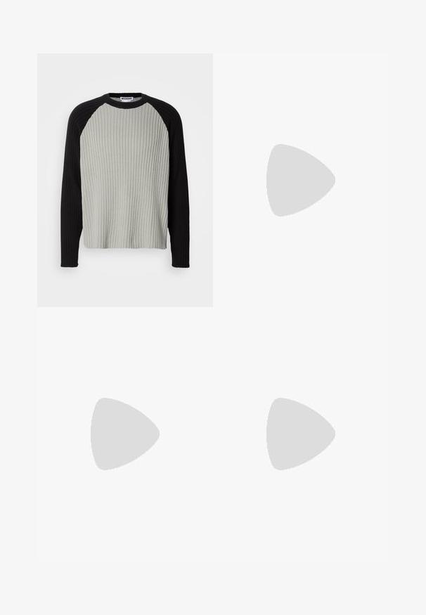 Rippstrickpullover mit einem hellgrauen Körper und schwarzen Raglanärmeln. Rundhalsausschnitt, strukturiertes Material und lockere Passform.; Schwarze Hosen aus strapazierfähigem Stoff, mit geradem Bein, genähten Akzenten und zwei vorderen Taschen für Funktionalität.; Weiße Sportsneaker mit Netzoberfläche und Lederakzenten, strukturiertem Gummisohle und einem klobigen Design mit auffälligen Konturen.; Schwarze, mit Reißverschluss ausgestattete Umhängetasche aus glattem Material, mit flacher Form, einem einzelnen Riemen und einem kleinen Logo-Detail. Minimalistisches Design.