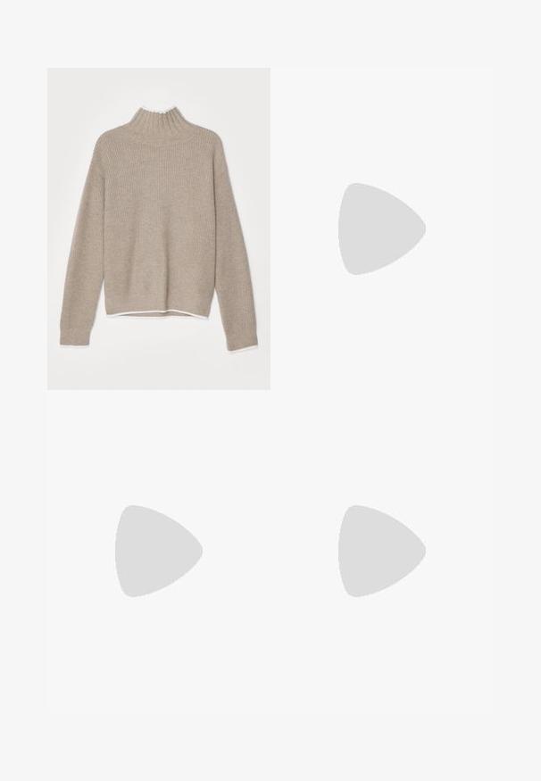 Beige gestrickter Pullover mit hohem Stehkragen, gerippter Textur, langen Ärmeln und weißem Saum sowie Trimmen an den Bündchen. Rückansicht dargestellt.; Hellblaue Jeans aus Denim mit geradem Bein, fünf Taschen und einem mittelhohen Bund. Sie verfügen über eine ausgewaschene Textur und einen gesteppten Saum.; Braune Wildleder-Sneaker mit weißen Akzenten und Schnürsenkeln. Gummisohle in Kautschuk-Optik. Getragen mit weißen Socken, die schwarze Streifen haben. Grüner strukturierter Fußboden.; Schildpatt-Sonnenbrillen mit runden Rahmen, dunklen Gläsern und goldfarbener Logodetailierung an den Schläfen. Glattes Kunststoffmaterial, keine sichtbaren Muster.