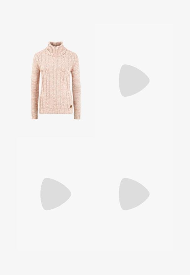 Sweter z wysokim kołnierzem, dziany w miękkim odcieniu brzoskwini, z fakturowanym wzorem w warkocze, długimi rękawami i tkanym metką marki na brzegu.; Czarne spodnie o prostym kroju, z przednimi kieszeniami i bocznymi rozcięciami na dole. Wykonane z miękkiego, gładkiego materiału. Odpowiednie na różne okazje.; Czarne lakierowane półbuty na obcasie z wydłużonym noskiem i geometrycznym słupkiem. Charakteryzują się eleganckim, minimalistycznym designem oraz gładką fakturą.; Czarna skórzana torba hobo o gładkiej fakturze, zaokrąglonym kształcie i pojedynczym, regulowanym pasku; posiada szerokie otwarcie na górze.