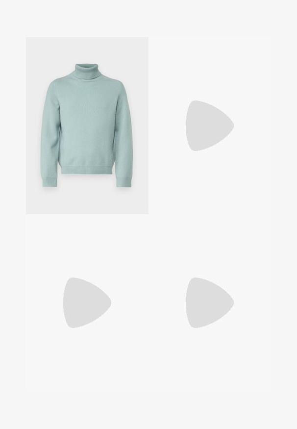 Paul & Joe UANAMOUR - Maglione - vert deau; Maglietta nera a maniche lunghe con colletto tondo. Realizzata in tessuto morbido, presenta un design semplice e una vestibilità normale senza alcun motivo o accentuazione visibili.; Pantaloni neri su misura con una texture liscia, caratterizzati da pieghe frontali, gambe dritte e tasche laterali. Design semplice e colore uniforme.; Sneaker bianco con accenti in camoscio, punta rotonda, lacci piatti e suola in gomma crema. Presenta un marchio verde sul tallone.