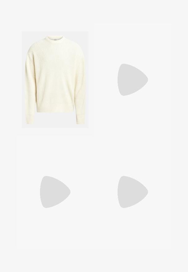 Pull en tricot crème clair avec une texture côtelée, un col rond et des épaules tombantes ; il présente une coupe décontractée et une couleur unie.; T-shirt noir à manches courtes en coton. Présente un petit logo blanc sur la poitrine et une étiquette rectangulaire en bas à droite.; Pantalons cargo gris en tissu texturé, avec une taille élastique, un cordon de serrage et des poches latérales. Coupe ample avec des jambes larges.; Baskets blanches et beiges présentant une combinaison de textures lisses et en daim, un bout rond, un système de laçage et une semelle en caoutchouc plate.