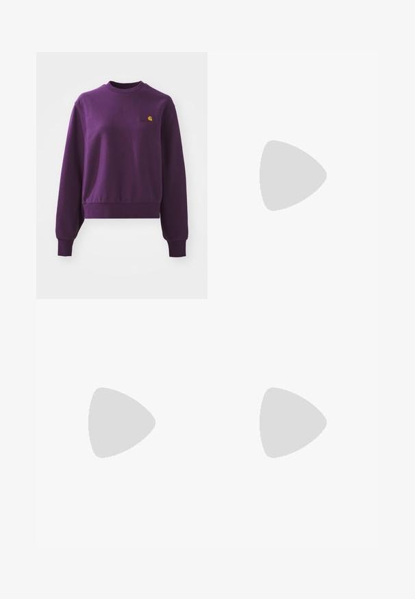 Lilla sweatshirt lavet af bomuld, med rund hals og ribbede mansjetter. Den har et lille gult logo på brystet. Kort design.; Sorte, brede bukser lavet af slidstærkt bomulds materiale. Har en knaplukning og sidelommer. Smoother tekstur og skræddersyet finish.; Sneakers med en maroon ruskind og lyse lilla design, med tre hvide striber, cremefarvede snørebånd og en struktureret gul tunge. Gummisål.; Guld metalram solbriller med rektangulære orangefarvede linser. Markante tynde stænger og subtile teksturerede detaljer nær hængslerne.; Guldfarvede hoops øreringe, tynde og runde i formen, med en glat metallisk finish uden udsmykninger eller mønstre.