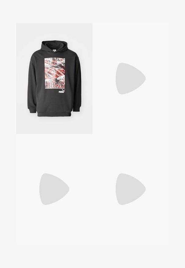 Svart hettegenser med grafisk print som har rød og hvit tekst og mønstre; myk stoff, ribbestrikkede mansjetter og linning.; Lyseblå denimjeans med rett ben-design, med mid-rise liv, fem lommer og knap og lynlås lukning.; Svart skinn loafers med en kvastdetalj, med en tjock svart sula och gul sömnad längs kanten. Texturerad yta.; Tre-lags sølvmetallkjede med elegante, fleksible kjeder med en svak glans, sikret med en krabbe-lås og justerbar kjede.