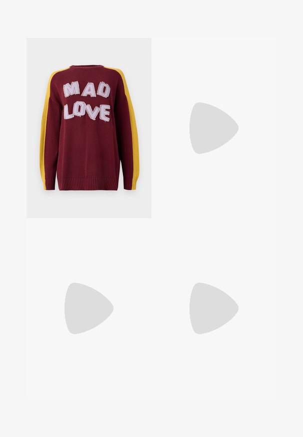 Gebreide sweater in bordeaux met gele schouderstreepjes. Bevat "MAD LOVE" in textuur, gestikte letters. Geribbelde manchetten en zoom.; Denim rok met een patchworkontwerp bestaande uit lichte en middelblauwe secties, rafelige zomen en een hoge taille. Klassiek vijf-pocket model.; Zwarte leren ballerina met een ronde neus, gladde textuur, minimale stikdetails en een flexibele zoolontwerp.; Bruine leren handtas met een klep sluiting, gouden hardware, een schouderband en een gladde textuur. Compact rechthoekige vorm.