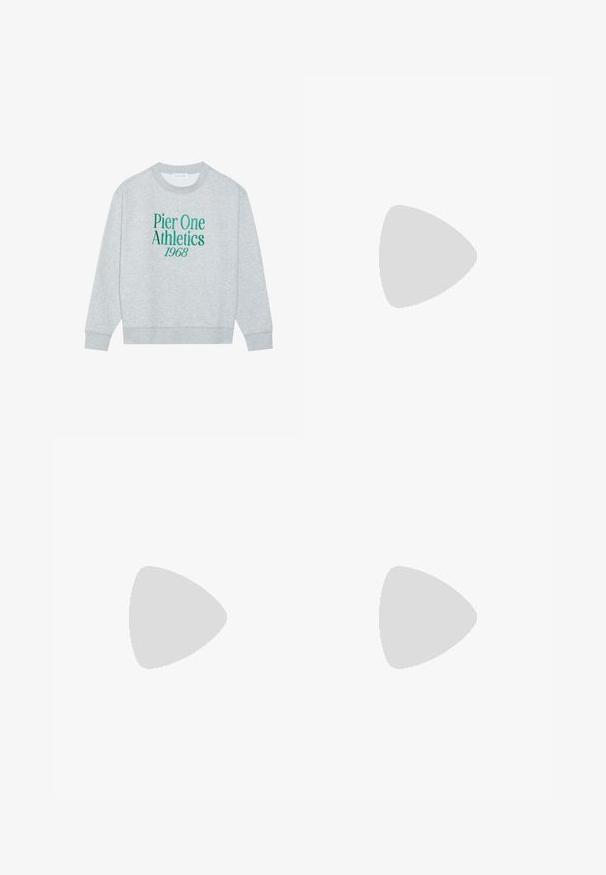 Sweat-shirt gris avec col rond, doté d'un texte brodé vert : "Pier One Athletics 1968" sur le devant. Manches longues, poignets côtelés.; T-shirt en coton blanc avec des manches courtes, un col rond, une coupe décontractée et sans logos ni motifs visibles. Texture lisse et design minimaliste.; Jean taille haute, décontracté en denim noir délavé. Comprend cinq poches, des passants de ceinture et un design de jambe droite épurée.; Baskets grises et blanches avec un dessus en suède et cuir, bout rond, lacets plats et semelle en caoutchouc avec une touche de gomme.