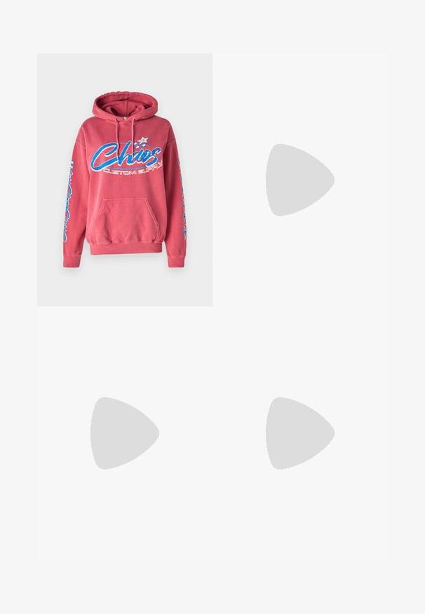 Rød hettegenser med blå grafisk tekst "Chies Custom Supply," med lomme foran, snorhette og ribbestrikkede mansjetter. Myk Stoffkvalitet.; Lyseblå flared jeans laget av denim, med høy midje, fem lommer og subtil gradient fading mot kanten.; Brune skinncowboystøvler med spiss tå og blokkhelt, med detaljerte sømmer og hevede detaljer på skaftet.; Svart lær clutch-veske med klaff og detalj i gullmetall. Inkluderer en svart stropp og et strømlinjeformet, minimalistisk design.; Sølv hoops øredobber med en tvistet design, som har en polert finish og bakstøtte. Mål omtrent 3 cm i diameter.