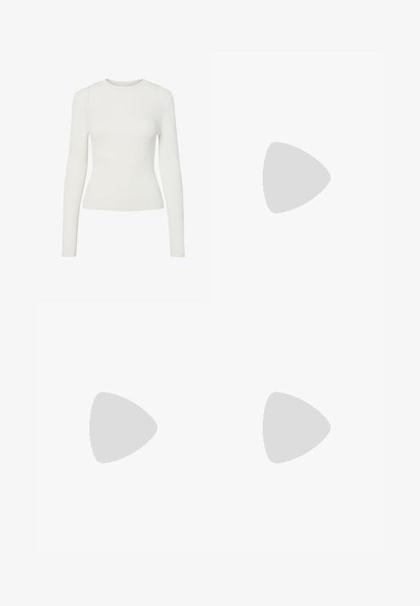 Balta ilgomis rankovėmis, perrišta viršutinė dalis su apvaliu kaklu, prigludusi forma ir lygiu tekstūru. Minimalistinis dizainas, be matomų raštų ar puošmenų.; Plati kojinės džinsai tamsiai mėlynos džinsinės medžiagos. Yra kontrastingas siuvimo ornamentas, penkios kišenės ir užsegimas mygtuku juosmenyje. Lygus paviršius.; Juodos plokščios bateliai su maža kaspinėlio detale prie pirštų, derinami su tamsiai rudos spalvos raukšlėtomis pėdkelnėmis. Bateliai turi lygų paviršių ir žemą profilį.; Bordo lakinės odos krepšys per petį, stačiakampio formos, su dviem diržais, sidabrinėmis detalėmis ir užtraukiama kiautu.