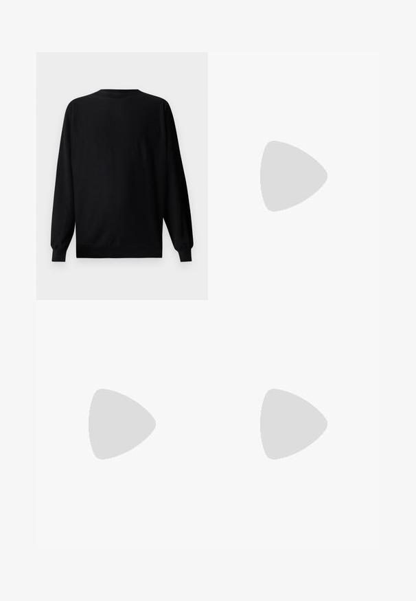 Felpa nera con maniche lunghe, scollatura a girocollo e polsini a costine. Presenta un logo goffrato discreto nella zona sinistra del petto.; Jeans in denim blu chiaro con design a gamba dritta, cinque tasche, chiusura con bottone, leggero sbiadimento e dettagli di cucitura a contrasto.; Sneaker Lacoste grigie scure in materiale mesh e sintetico, con suola testurizzata e dettagli marroni sul colletto e sul branding.; Marsupio in stampa tie-dye blu scuro con una parte superiore con zip, materiale testurizzato e un logo ben visibile sul davanti.