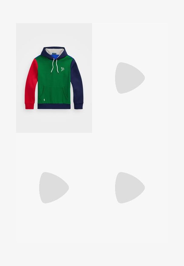 Sudadera con bloques de color que presenta secciones en verde, rojo y marino. Mezcla de algodón, capucha con cordón, bolsillo frontal y logotipo bordado destacado en la parte delantera.; Camisa de manga larga beige hecha de mezcla de algodón. Cuenta con un collar abotonado, siete botones en la parte frontal y un pequeño logotipo bordado en el lado izquierdo del pecho.; Chinos de algodón color beige con frente plano, presillas para cinturón y bolsillos laterales. Diseño de pierna recta con una textura suave y una sensación ligera y transpirable.; Zapatillas de cuero blancas, diseño de corte bajo, con una textura suave, puntera redonda, cordones en la parte delantera y un pequeño logo bordado en el lateral.