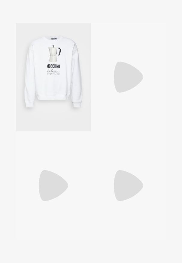 Sudadera blanca con un gráfico de una cafetera moka y el texto "MOSCHINO Colazione Primavera Verano 2025" en negro. Cuello redondo, mangas largas.; Pantalones azul marino con una textura suave, diseño de pierna ancha, plisados frontales, presillas para cinturón y cierre de cremallera. Adecuados para uso formal o casual.; Zapatillas hechas de textil blanco con detalles de ante marrón y cuero negro, que cuentan con una puntera redondeada, un diseño de cordones planos y una suela texturizada.; Bolsa para portátil negra con una superficie texturizada, dos asas, correa desmontable y herrajes metálicos. Cuenta con dos etiquetas y un diseño estructurado.