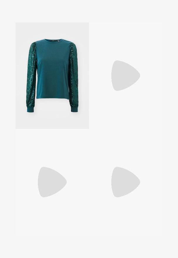 Camiseta de manga larga en color azul turquesa con un corte ajustado y mangas de lentejuelas abullonadas. Fabricada en algodón, cuenta con puños de canalé y un escote redondo. Adornos texturizados.; Jeans de mezclilla azul de pierna ancha con cintura alta, que presentan un lavado claro, bolsillos frontales y un cierre de botón. Textura suave y silueta recta.; Sandaia de tacón alto plateada con un diseño de tira brillante, que cuenta con un acento similar a una perla y una correa en espiral en el tobillo para un ajuste seguro.; Bolso de mano en forma de corazón metálico plateado con dobles asas, correa de cadena y textura suave. Presenta herrajes metálicos y bordes cosidos.