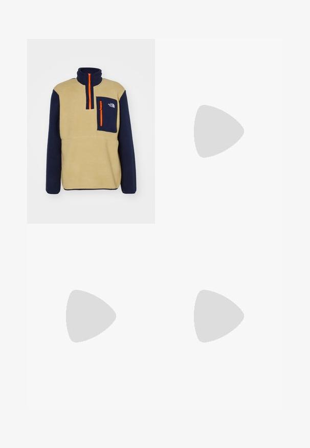 The North Face YUMIORI 1/4 ZIP - Polárpulóver - khaki stone/summit navy; Fekete, hosszú ujjú pamut póló, bal mellrészen fehér logóval és bordázott mandzsettákkal. Sima textúrájú, kerek nyakkivágással.; Olíva zöld, könnyű cargo nadrág, rugalmas derékpánttal, állítható övvel és több zsebbel; sima textúrájú és megerősített varratokkal.; Fekete kültéri sneaker velúr felsőrésszel, texturált gumitalppal és strapabíró fűzőrendszerrel. Megerősített sarkú és oldalán márkalogóval rendelkezik.