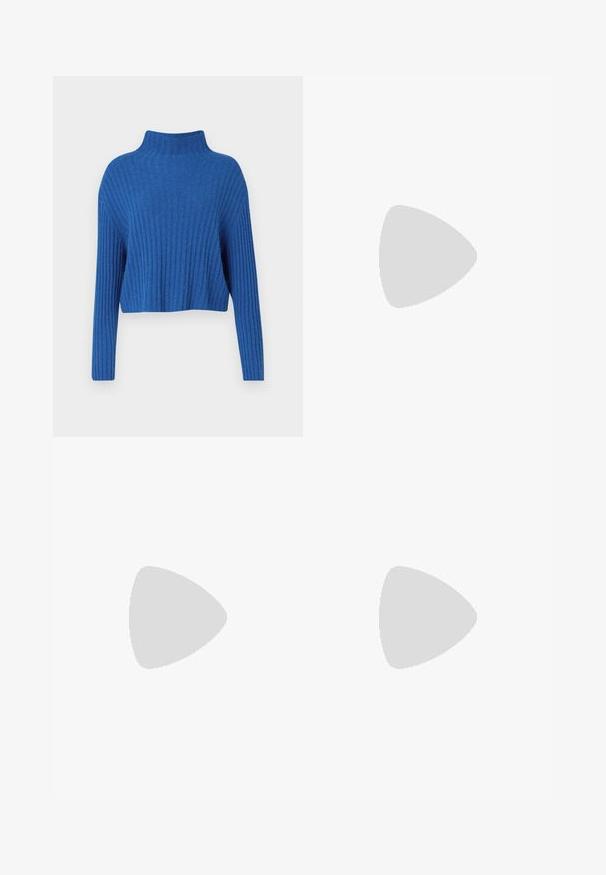 Pulover tricotat albastru cu model cu nervuri, cu o guler înalt și mâneci lungi, având un design scurtat și un material texturat.; Pantaloni gri evazați dintr-un material neted, cu un front plat, bucle pentru curea și un design ajustat cu linii curate.; Bershka Sandale cu toc - black; Geantă de mână bleu deschis, cu o formă structurată, din piele netedă, două mânere și un logo de brand triunghiular pe față. Închidere cu fermoar.