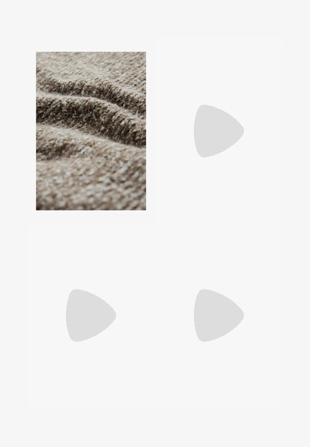 Tissu brun texturé avec une apparence duveteuse, présentant un mélange de fibres claires et foncées, mettant en valeur un motif tissé et une épaisseur variée.; Pantalon beige à coupe droite, doté d'un seul bouton noir, de passants de ceinture et de poches latérales. Texture de tissu lisse et design minimaliste.; Sneaker en cuir marron avec une semelle blanche, un bout arrondi et un design à lacets. Agrémenté d'un petit détail en forme de drapeau rouge, blanc et bleu.; Lunettes de soleil rectangulaires noires avec des verres verts, dotées d'une finition mate, de branches droites et du logo Ray-Ban sur le côté.