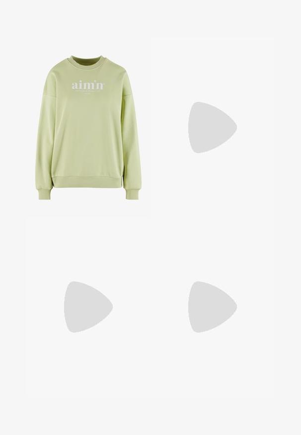 Svetlozelená mikina so štýlovým výstrihom do krku, rebrovanými manžetami a lemom. Na prednej strane je biely potlačený text s logom. Mäkká, štruktúrovaná tkanina.; Biele široké džínsy z denimu s vysokým pásom, vybavené piatimi vreckami a kovovými doplnkami. Hladká textúra, žiadne viditeľné vzory.; Béžové športové tenisky s sieťovinou a semišovými materiálmi, zaoblenou špičkou, hrubou podrážkou a výraznými reflexnými akcentmi po stranách.; Čierne oválne slnečné okuliare s tmavými sklami, lesklý plastový rám, široké ramená a malý zlatý akcent na jednej strane.