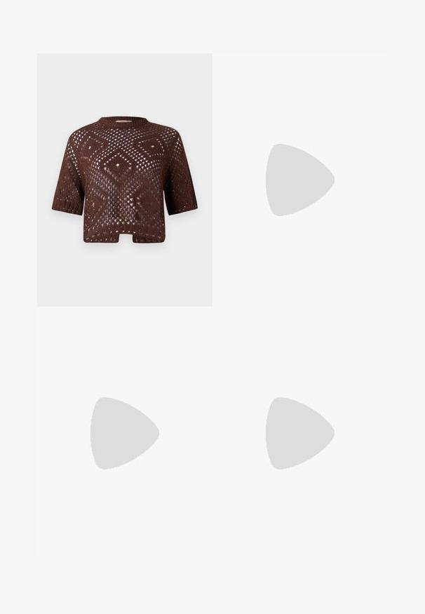 Brązowy sweter dzianinowy z krótkimi rękawami, z wzorem diamentowym z otwartych splotów i lekko skróconym, kwadratowym kształtem.; Czarne spodnie o dopasowanym kroju z prostymi nogawkami, o gładkiej fakturze i wyraźnych zagięciach z przodu. Bez widocznych elementów metalowych.; Beżowe zamszowe czółenka na wysokim obcasie z ostrym noskiem i szerokim słupkiem. Materiał ma miękką fakturę i gładkie wykończenie.; Czarna skórzana torebka o strukturalnym designie, z przyciętą formą, górnym uchwytem i złotymi akcentami. W zestawie regulowany pasek na ramię.