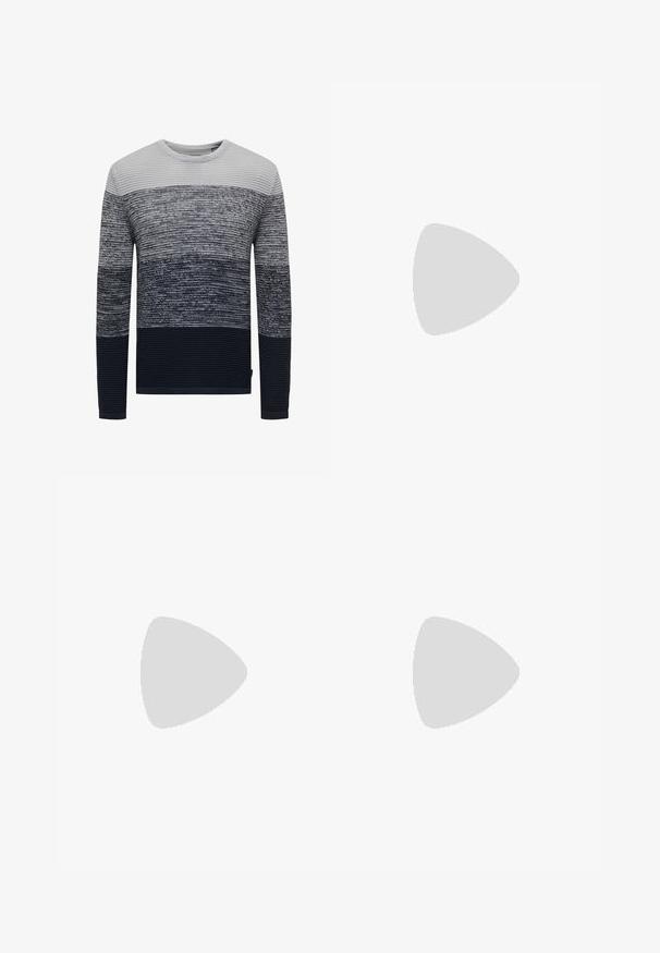 Maglione da uomo con un motivo a gradiente che passa da grigio chiaro a blu navy scuro, texture a coste e maniche lunghe. Collo rotondo.; Jeans in denim azzurro chiaro con taglio a gamba dritta, cuciture visibili, design a cinque tasche e chiusura a bottoni in vita.; Stivale alla caviglia in suede tan con collare imbottito nero, occhielli in metallo dorato, dettagli in cucitura bianca e suola in gomma robusta con battistrada pronunciato.; Gusti Leder ACTON - Marsupio - schwarz-metallic; Orologio digitale Casio con quadrante blu, cassa argentata e cinturino in gomma nera a strati. Mostra l'ora e le impostazioni dell'allarme. Resistente all'acqua.