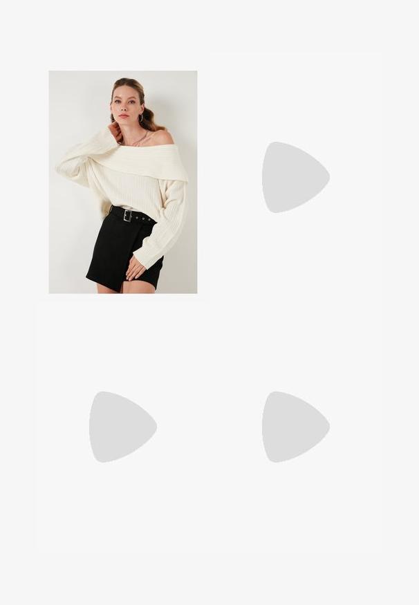 Crème off-shoulder gebreide trui met ribbeltextuur, gecombineerd met een hooggerande zwarte suede rok met een riem en zijaccenten.; Bruine wijde broek met een gladde textuur, voorzien van een hoge taille en plooien aan de voorkant. De stof is lichtgewicht en valt losjes.; Bruine leren sandaal met kruisingen van banden, een enkelgesp-sluiting en een platte zool met minimale stikdetails.; Bruine leren tote bag met een gladde textuur, een ontwerp met een open bovenkant en twee schouderbanden. Kenmerkt zich door minimale stiksels en geen zichtbare hardware.