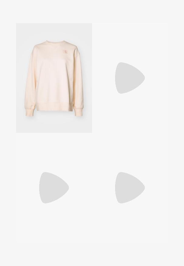 Sweatshirt color pesca con collo a giro, spalle scese, polsini a costine e un piccolo logo testurizzato sul lato sinistro del petto. Tessuto morbido.; Pantaloni larghi beige realizzati in cotone morbido, dotati di una cintura e tasche laterali. Il tessuto presenta una texture liscia con risvolti piegati.; Sneakers bianchi chunky realizzati in mesh testurizzato e materiali sintetici, dotati di una suola spessa e dettagli con motivi intricati lungo i lati.; Borsa a tracolla intrecciata in paglia di colore beige, con una forma curva, manico corto e zip laterale. Presenta una superficie texturizzata e un design minimalista.