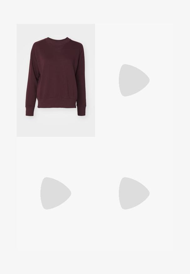 Sweat-shirt bordeaux avec un col rond, des manches raglan et des poignets côtelés. Fabriqué en tissu doux avec une coupe décontractée et un minimum de détails.; Jupe plissée noire avec une finition texturée, présentant des rayures blanches sur les côtés et un petit logo en bas.; Baskets noires au design élégant, avec trois rayures blanches, une languette noire et une semelle en caoutchouc texturée marron. Accents de lettrage doré.; Sac de sport noir avec logo Adidas blanc, fabriqué en tissu durable. Il dispose de deux poignées et d'une fermeture zippée. Fini texturé avec un fond renforcé.