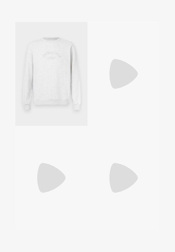 Grauer Pullover aus weichem Stoff. Mit gerippten Bündchen und Saum, versehen mit einem auf der Brust gestickten Logo "JACK & JONES" in geschwungenem Design.; Helle blaue Jeans mit hoher Taille, Frontknopf, Reißverschluss und fünf Taschen-Design, flach auf einem neutralen Hintergrund ausgelegt.; Weiße Sneaker mit schwarz- und grau-aczenten, ausgestattet mit einer strukturierten grauen Zehenkappe, schwarzer Gummi-Sohle und flachen weißen Schnürsenkeln. Sauberes Design, minimalistische Stil.; Graue Wildleder-Gürteltasche mit runder Form, zwei mit Reißverschluss verschlossenen Fächern und verstellbarem Trageriemen. Mit metallischen Hardware-Akzenten.