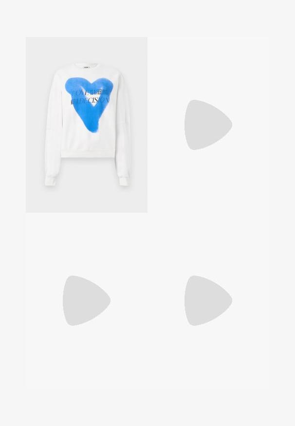 Felpa bianca con una grande grafica a forma di cuore blu e la scritta "L'AMORE È UN SENTIMENTO NON UNA DECISIONE." Tessuto morbido, maniche lunghe, design cropped.; T-shirt bianco a maniche corte con righe orizzontali blu navy, con logo "Tommy Hilfiger" ricamato sul petto. Design classico con collo a giro.; Gonna bianca plissettata con elastico nero in vita che presenta il logo "LACOSTE". Design di lunghezza media con texture morbida.; Sneaker bianchi in pelle con suola spessa bianca, accento in suede nero sul tallone e logo impresso sul lato. Design con lacci e sei fori per i lacci.