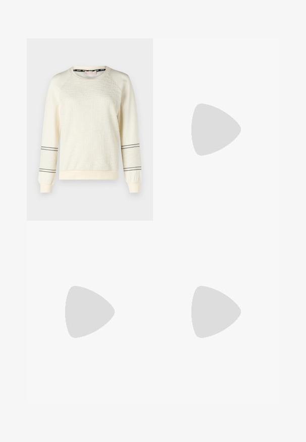 Kreemite pullover-sviiter tekstureeritud esiosaga, raglanvarrukatega ja mustade aktsenttriipudega mansettides. Pehme kangas koos elastsete mansettidega.; Mustad flared püksid, mis on valmistatud elastsetest materjalidest, millel on sile tekstuur. Ees on õmbluste detailid, mis lisavad disaini.; Must musta slingback kontsad, terava nina, peenike konts ja dekoratiivne pandla detail peal. Sile tekstuur ja stiilne disain.; Mustriga musta ja valgega käekott, millel on struktureeritud kuju, pehme käepide, eemaldatav ahelriba ja metallist logo aktsent.