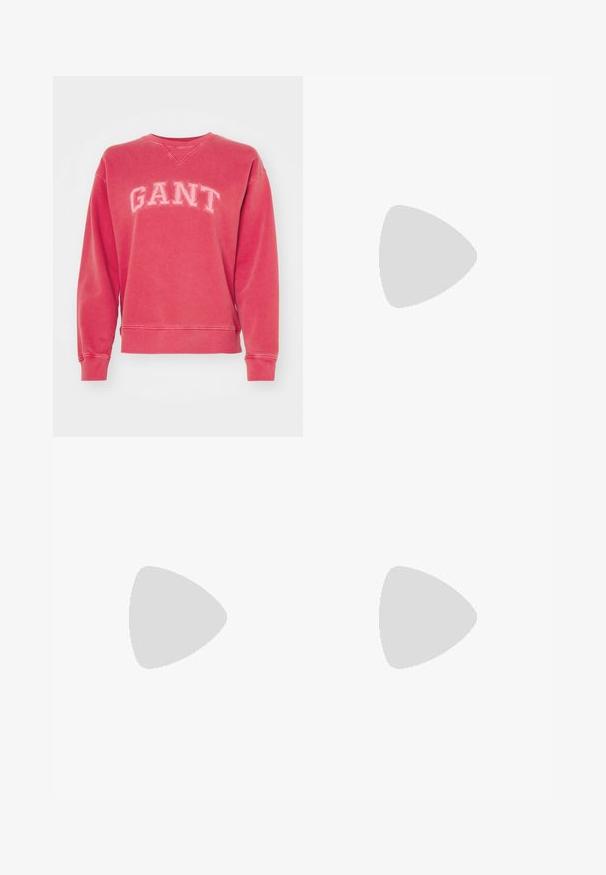 Czerwony sweter z okrągłym dekoltem, wykonany z mieszanki bawełny, z dużymi, haftowanymi literami "GANT" na piersi. Żebrowane mankiety i dół.; Jeans denim w ciemnoniebieskim kolorze z prostą nogawką, wysokim stanem, przednimi kieszeniami i metalowym zapięciem. Teksturowana tkanina z widocznym przeszyciem.; Czarne loafersy z gładką tkaniną w cholewce, spiczastym noskiem i niskim drewnianym obcasem. Posiadają prostą konstrukcję wsuwaną, bez widocznych elementów metalowych czy ozdób.; Złoty pierścień o gładkim, skręconym wzorze. Posiada wypolerowaną powierzchnię i zaokrąglone krawędzie, tworząc jednolitą, płynną formę.