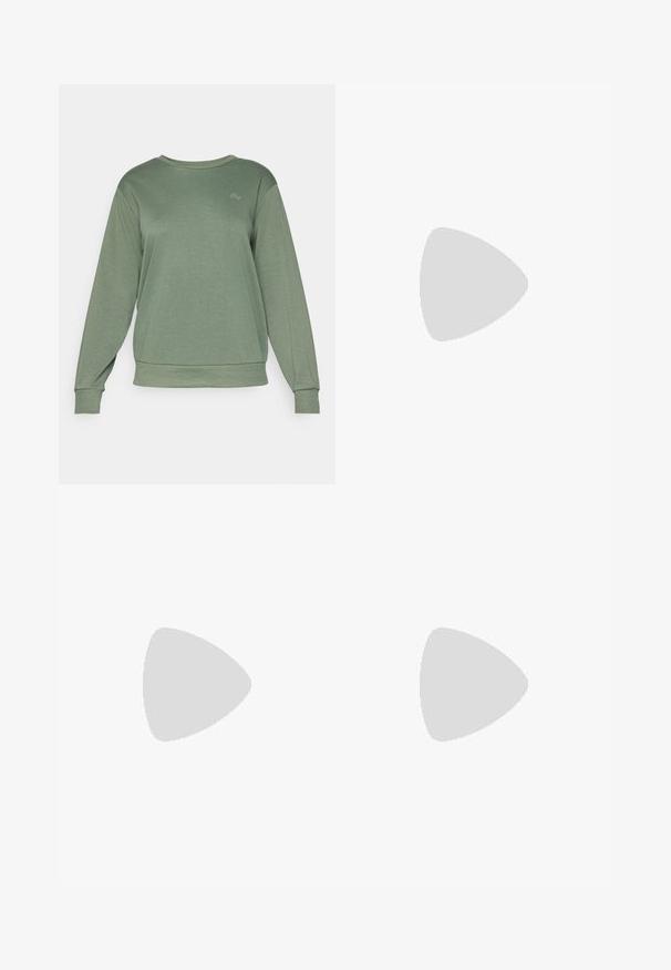 ONLY Play ONPFONT - Mikina - duck green/elm; Maxi sukňa v tmavej hnedej farbe, vyrobená z texturovanej tkaniny s elastickým pásom. Široký, voľný silueta nemá viditeľné vzory ani akcenty.; Semišové sandále s krížovými remienkami v svetlohnedej farbe, s pôdou obalenou korokovým materiálom a textúrovaným gumovým dnom, s plochým dizajnom a širokým strihom.; Hnedá faux kožená kabelka v tvare vedra so štruktúrovaným dizajnom, zlatým kováním, horným uchom a nastaviteľným ramenným popruhom. Hladký povrch bez viditeľných vzorov.; Brošňa v zlatej farbe s uzlovým dizajnom, hladkými, zakrivenými líniami a zložitým tvarom, ktorá odráža leštený povrch.