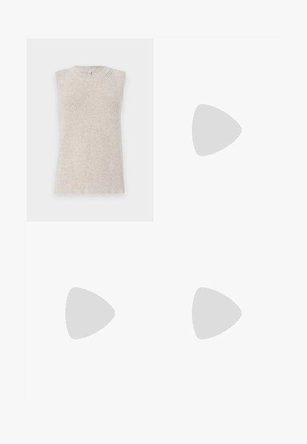 Top simplu tricotat, de culoare bej deschis, fără mâneci, cu o textură ribbed, decolteu rotund și detalii tricotate pe umeri și margine.; Jeans negre cu talie înaltă și croială evazată, dotate cu buzunare frontale, bucle pentru curea și închidere cu nasture pe un fundal alb.; Balerini din piele patent burgund cu vârful rotund, accent de fundiță mică în față și talpă joasă din cauciuc negru. Textură netedă.; Geantă de clutch rectangulară albă, realizată dintr-un material lucios, având o curea de lanț argintie. Modelul pozează, evidențiind geanta pe un fundal simplu.