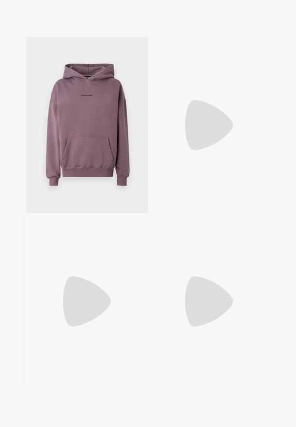 Hoodie i dämpad lila, tillverkad av mjukt tyg, med framficka, ribbade ärmslut och liten svart logotext på bröstet.; Vit bomullströja med korta ärmar och rund halsringning. Har en svart Adidas-logotyp på bröstet och en kontrasterande svart innerkrage.; Ljusgröna, vida byxor med en strukturerad, krinklad tyg. Har en samlad elastisk midja och en lös, flödande silhuett.; Ljusgröna sneakers med en texturerad yta, försedd med tre vita ränder, en krämfärgad gummisula och snörning. Bärs med ljusa strumpor.