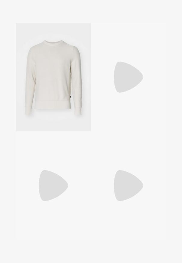Cremiger gestrickter Pullover mit einem runden Ausschnitt, langen Ärmeln und gerippten Bündchen sowie Saum. Die Textur hat ein Wabenmuster.; Schwarze Hosen aus einem glatten Stoff, mit einem Faltenwurf vorne, einem Knopfverschluss und umgeschlagenen Säumen am Knöchel.; Weiße Sneaker mit einem glatten Lederobermaterial, beigen Schnürsenkeln und einer strukturierten, beigen Wildleder-Fersenschlaufe. Erhöhte Sohle für zusätzlichen Komfort.; Gucci-Sonnenbrillen mit quadratischen, Schildpatt-kunststoffrahmen und braunen Gläsern. Mit dezentem Branding an den Schläfen.