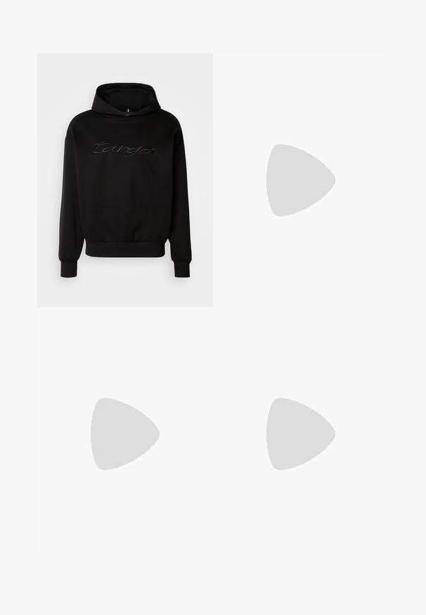 Μαύρη μπλούζα με κουκούλα και κορδόνι, ελαστικούς καρπούς και ζώνη. Διαθέτει λογότυπο "στόχος" σε ανυ�ψωμένη κεντητή μορφή στο μπροστινό μέρος.; Κρεμ κοντομάνικο μπλουζάκι με ψηλό γιακά, που έχει επάνω του τυπωμένο το "BOSS" σε μαύρο χρώμα στον μπροστινό λαιμό και στην εσωτερική ετικέτα.; Μαύρο παντελόνι jogger σε στενή γραμμή με λευκή κορδονιέρα, ραμμένα μανίκια και διακριτικό λογότυπο στο πάνω μέρος του μηρού, σε απλό φόντο.; Μαύρο αθλητικό παπούτσι με λείο δέρμα, στρογγυλή μύτη, επίπεδα κορδόνια, μαξιλαρωμένο κολάρο και μινιμαλιστικό σχέδιο. Καουτσούκ σόλα με ήπιο μοτίβο πρόσφυσης.