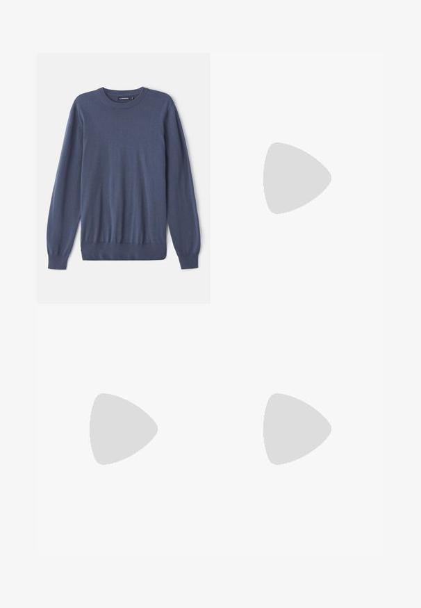 Pull bleu pour homme en tissu doux, avec un col rond, des manches longues, des poignets côtelés et un ourlet ajusté. Texture lisse sans motifs.; Polo léger à manches courtes en blanc cassé avec un motif texturé, col et ourlet côtelés. Conçu pour la respirabilité.; Tiger of Sweden TENSER - Pantalon classique - pure decadence; The Antipode COLLEGE - Mocassins - taupe; Bracelet en argent avec un design de perles arrondies, porté sur un poignet devant un fond bleu. Texture lisse avec finition polie.