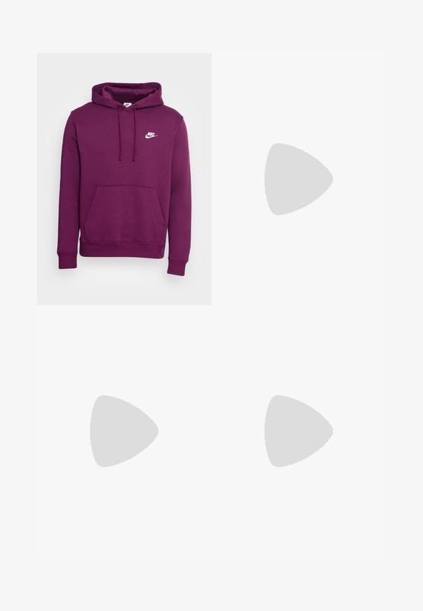 Nike Sportswear SPORTSWEAR CLUB FLEECE - Sweatshirt com capuz - sangria; Calças de fato de treino pretas com um cinto elástico, pernas ajustadas e um pequeno logótipo da Nike em branco no lado esquerdo. Feitas de um tecido macio texturizado.; Sapatilha atlética preta com um cabedal de tecido texturizado, swoosh branco da Nike e sola branca espessa. Apresenta uma alça no calcanhar para facilitar o calçar.; Óculos de sol de plástico preto com lentes verdes, armações quadradas, detalhe prateado na sobrancelha e hastes texturizadas. Marca indicada na parte interna da haste.