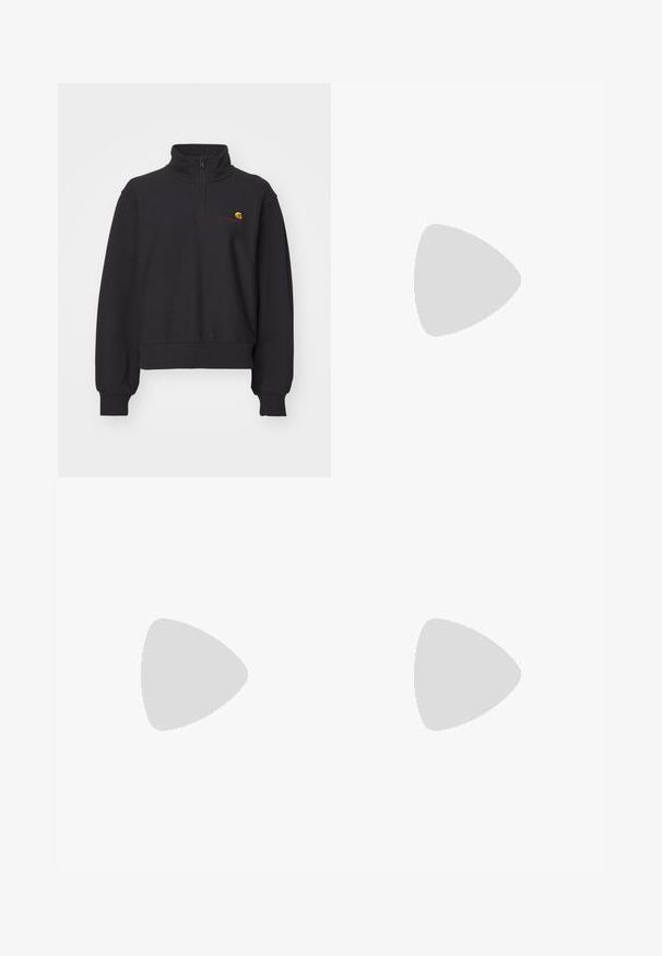 Zwarte sweatshirt met hoge kraag en kwart-rits. Voorzien van ribbenboorden bij de mouwen en de onderkant. Inclusief een klein, veelkleurig logo op de borst.; Zwarte, wijde broek van duurzaam katoen. Voorzien van een knoopsluiting en zijzakken. Soepele textuur en zorgvuldig afgewerkt.; Sneakers met een bordeauxrode suède en lichtpaarse uitstraling, voorzien van drie witte strepen, crèmekleurige veters en een gestructureerde gele tong. Rubberen zool.; Gouden metalen montuur zonnebril met rechthoekige oranjerode glazen. Kenmerkende dunne armen en subtiele textuuraccenten nabij de scharnieren.