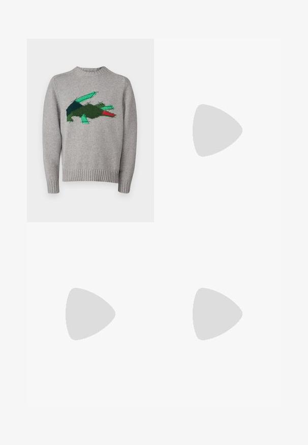 Lacoste Strickpullover - silver chine; Schwarz Baumwoll-T-Shirt mit kurzen Ärmeln, rundem Ausschnitt und einem kleinen grünen Logo auf der linken Brusttasche. Einfaches Design, reguläre Passform.; Schwarze Baumwoll-Cargohosen mit geradem Bein, ausgestattet mit Seitentaschen und einem vorderen Knopfverschluss. Langlebiger Stoff mit einer glatten Textur.; Schwarze Wildleder Schnürstiefelette mit Zuglasche und strukturiertem Boden, ausgestattet mit kleinem eingeprägtem Krokodil-Logo an der Seite.
